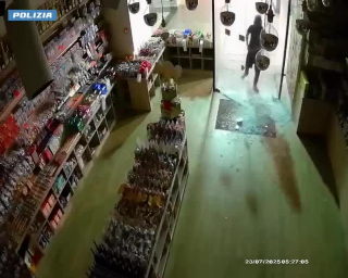 7 spaccate in negozi a Torino, la polizia individua un 34enne